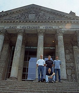 4 Benoggler vor dem Reichstag